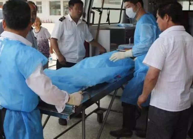女兒去世拿去火化,父親看到女兒露出的衣角不對勁,掀開白布氣到發抖!