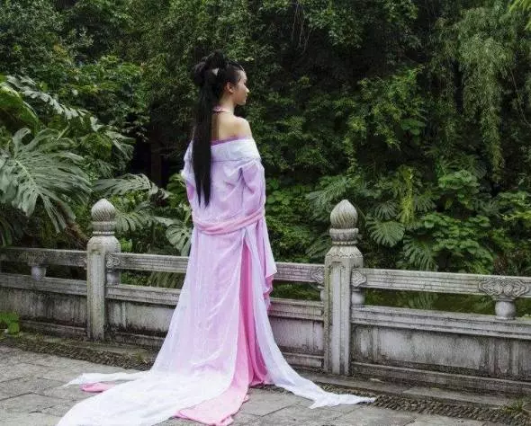故事:女兒患怪病,還被白狐咬了一口,母親氣得大罵,路過道士:恭喜
