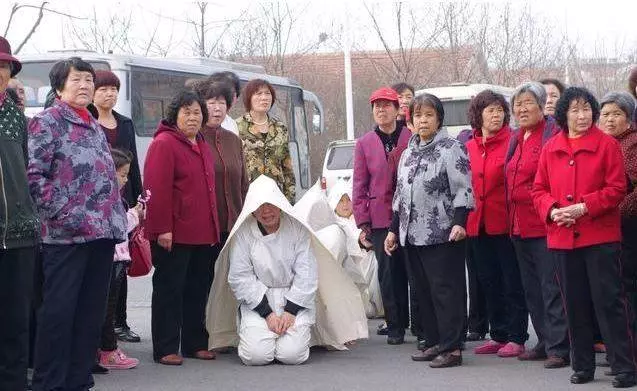 老漢去世,7件壽衣沒穿上,兒子置之不理,侄子給穿上後驚喜來了!