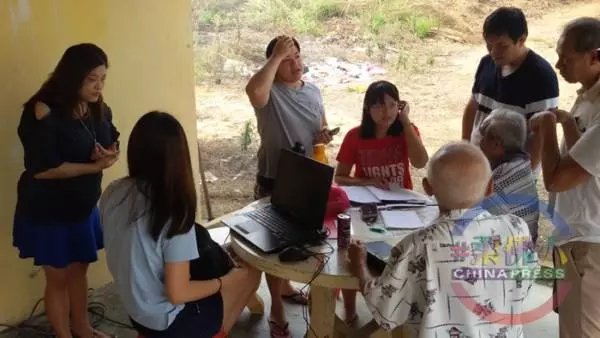 我們來看你了! 清明迎來首波掃墓人流 真的好多人哦....