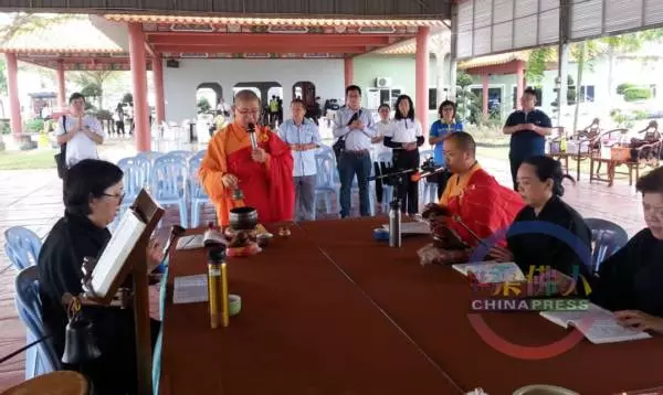 我們來看你了! 清明迎來首波掃墓人流 真的好多人哦....