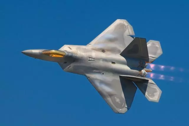 F-22成本2000億,殲20成本300億,而最近大火的殲10隻要2個億!