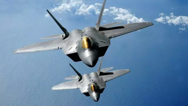 F-22成本2000億,殲20成本300億,而最近大火的殲10隻要2個億!