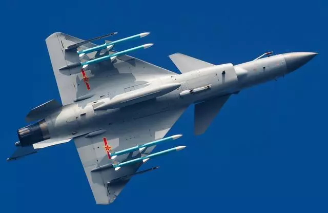 F-22成本2000億,殲20成本300億,而最近大火的殲10隻要2個億!