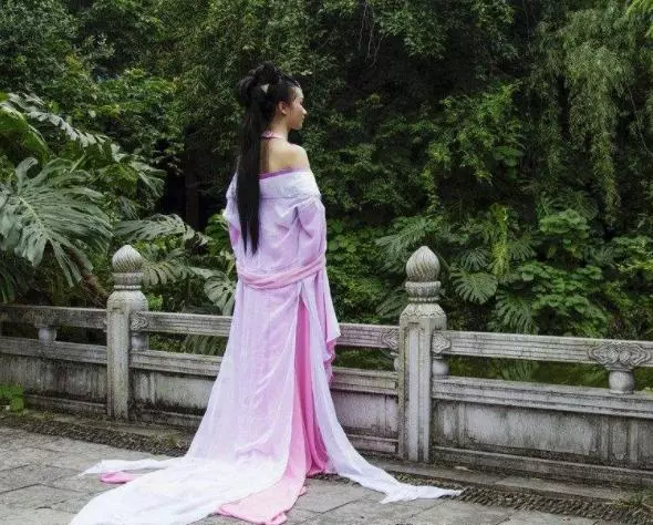 故事:女兒患怪病,還被白狐咬了一口,母親氣得大罵,路過道士:恭喜