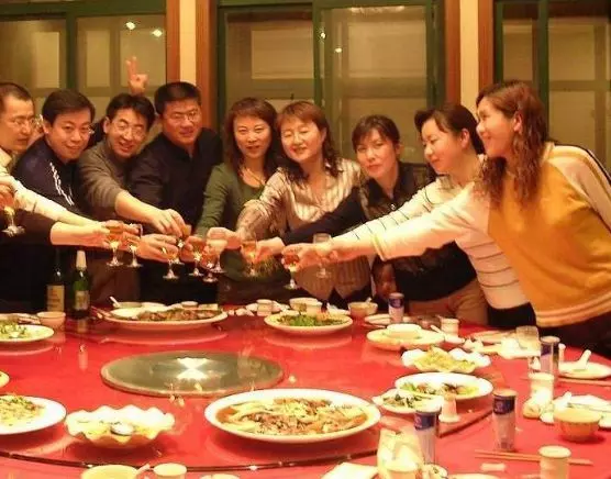 同學聚會來了16個人,一桌全是女生,去前台結帳時,卻愣了..