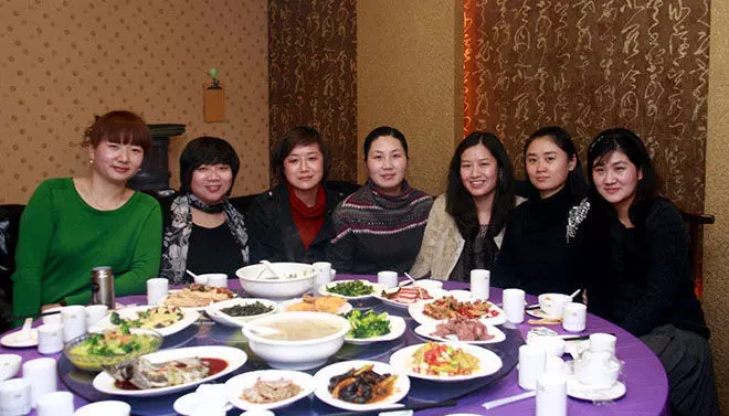 同學聚會來了16個人,一桌全是女生,去前台結帳時,卻愣了..