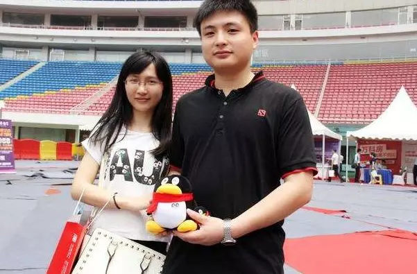 離婚五年,商場偶遇前岳父,看到他身邊的女孩,俺傻住