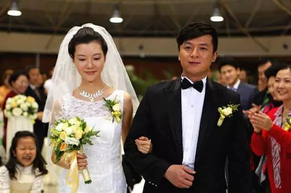 離婚五年,商場偶遇前岳父,看到他身邊的女孩,俺傻住