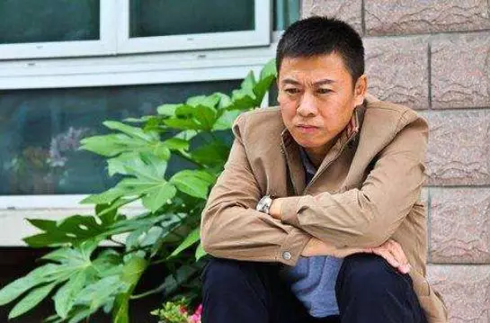 離婚五年,商場偶遇前岳父,看到他身邊的女孩,俺傻住