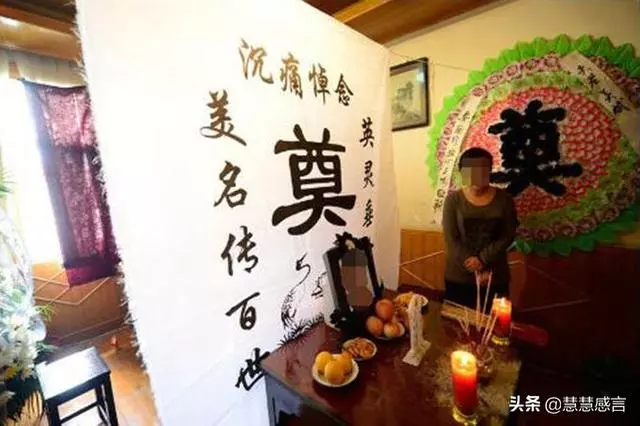 母親去世,兒子陪葬一玉鐲,兒媳眼饞,趁換壽衣時偷走,結果悲劇