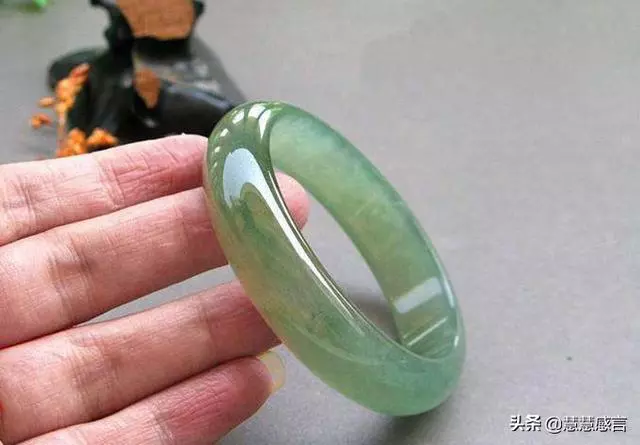 母親去世,兒子陪葬一玉鐲,兒媳眼饞,趁換壽衣時偷走,結果悲劇