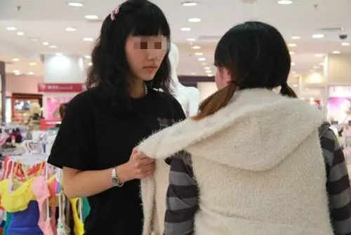 村婦給女兒買衣服,店員冷嘲熱諷,正打算走時,老闆開除了店員