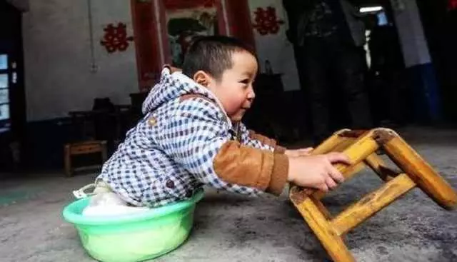 小男孩意外失去了雙腿,媽媽生個二胎的弟弟,他的行為讓媽媽淚目