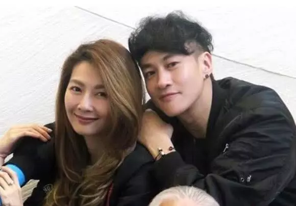 何潤東結婚3年從不曬老婆,看了他老婆的照片後,網友:用心良苦