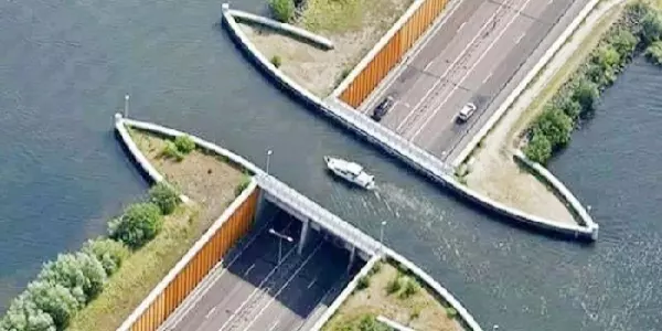 到底是陸上水橋,還是海裡造橋?道路就好像「突然斷了」一樣!