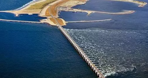 到底是陸上水橋,還是海裡造橋?道路就好像「突然斷了」一樣!