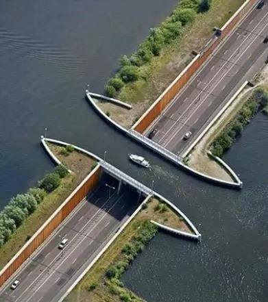 到底是陸上水橋,還是海裡造橋?道路就好像「突然斷了」一樣!