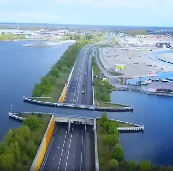 到底是陸上水橋,還是海裡造橋?道路就好像「突然斷了」一樣!