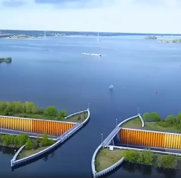 到底是陸上水橋,還是海裡造橋?道路就好像「突然斷了」一樣!