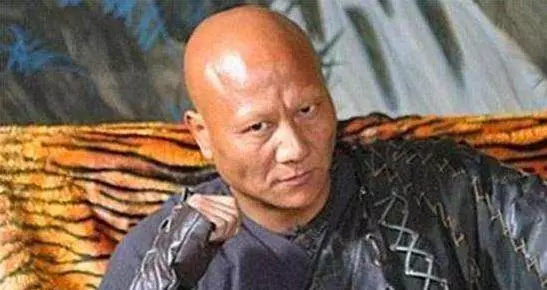 「兩腮無肉不可交」,後半句更為經典,古人的識人準則