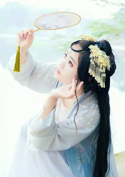 「兩腮無肉不可交」,後半句更為經典,古人的識人準則