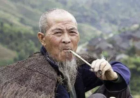 「兩腮無肉不可交」,後半句更為經典,古人的識人準則