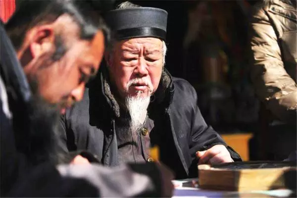 「兩腮無肉不可交」,後半句更為經典,古人的識人準則