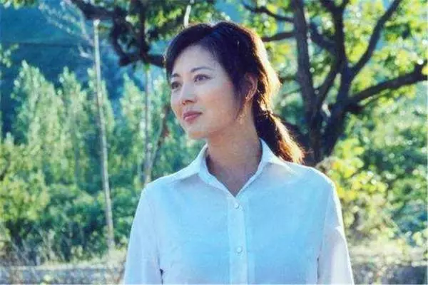 「兩腮無肉不可交」,後半句更為經典,古人的識人準則