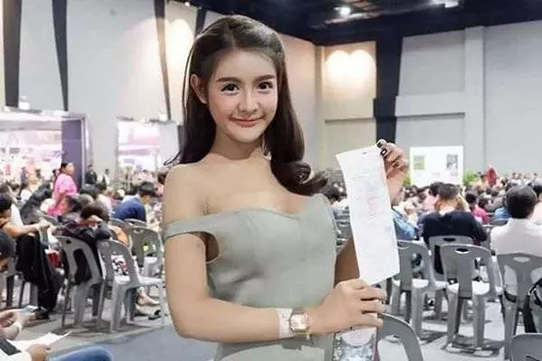泰國徵兵現場 驚見美女 肩帶滑落全場飽眼福 !