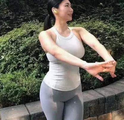 是什麼魔法,讓一個19歲帥小子迷上43歲的阿姨,看到阿姨的身材後,真的是太妙了