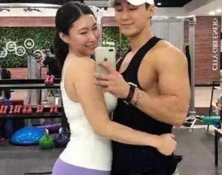 是什麼魔法,讓一個19歲帥小子迷上43歲的阿姨,看到阿姨的身材後,真的是太妙了