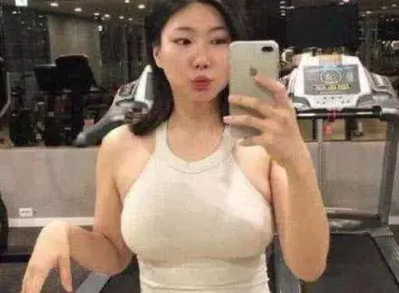 是什麼魔法,讓一個19歲帥小子迷上43歲的阿姨,看到阿姨的身材後,真的是太妙了