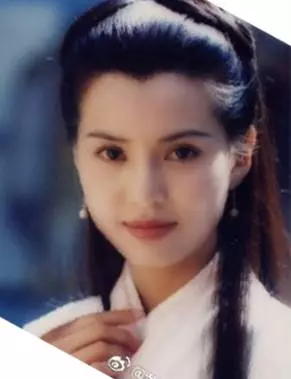 52歲最美小龍女 ,藏不住的凍齡仙氣,讓人忍不住想多看幾眼 曝近照 一彎腰…網噴鼻血