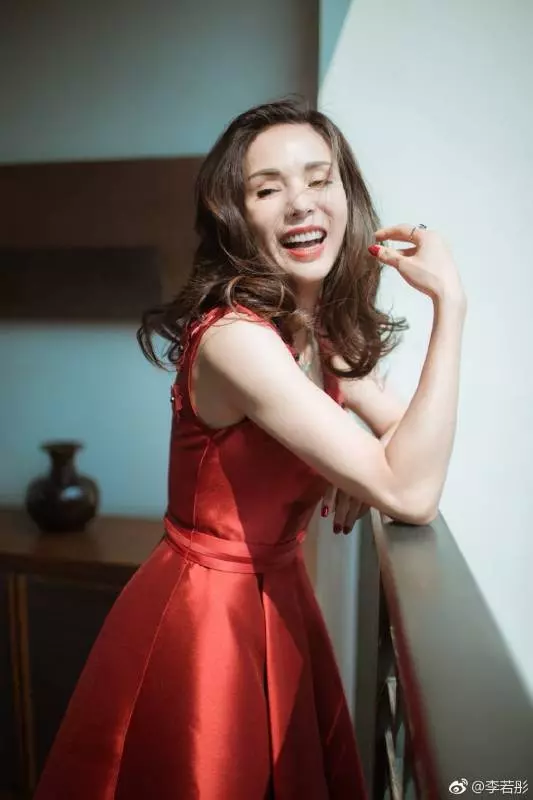 52歲最美小龍女 ,藏不住的凍齡仙氣,讓人忍不住想多看幾眼 曝近照 一彎腰…網噴鼻血