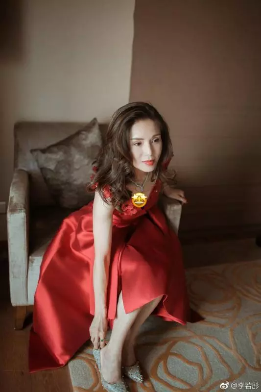 52歲最美小龍女 ,藏不住的凍齡仙氣,讓人忍不住想多看幾眼 曝近照 一彎腰…網噴鼻血
