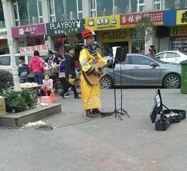 幽默笑話：最近她回到科威特，發現現在是男人……_那孩子