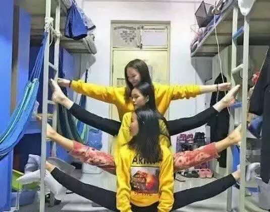 幽默笑話:當時女同學年輕不懂事,一直拍手說神奇……_老公