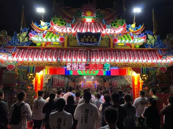 女子「中邪亂吼」男友按不住!媽祖顯靈「霸氣降妖」全場看傻…她清醒後「下跪謝媽祖」!