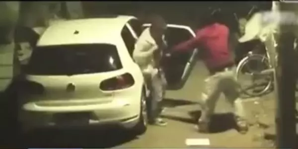 歹徒看到「情侶車內辦事」打算搶劫!沒想到女的露臉後,竟發生了讓人笑到抽的一幕!