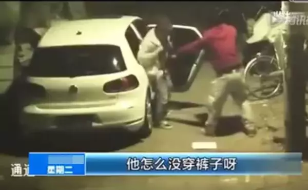 歹徒看到「情侶車內辦事」打算搶劫!沒想到女的露臉後,竟發生了讓人笑到抽的一幕!