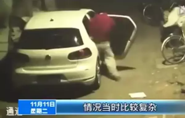 歹徒看到「情侶車內辦事」打算搶劫!沒想到女的露臉後,竟發生了讓人笑到抽的一幕!