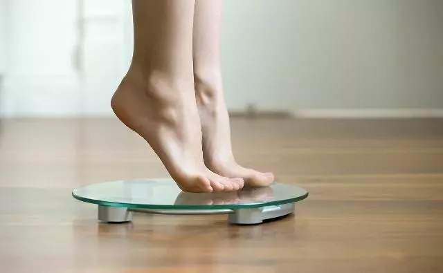 為何早上體重明明降了,晚上卻又漲回來了?減肥人士必看