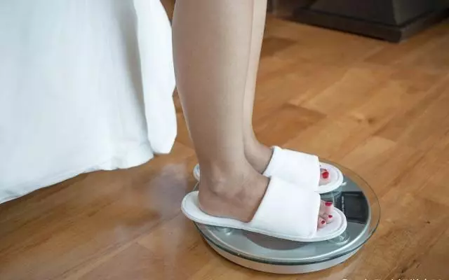 為何早上體重明明降了,晚上卻又漲回來了?減肥人士必看