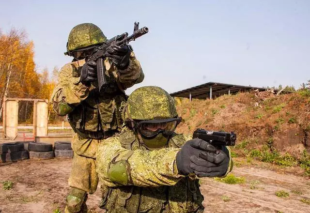 俄羅斯突然出手!大批軍人飛抵委內瑞拉,公開給馬杜羅撐腰打氣