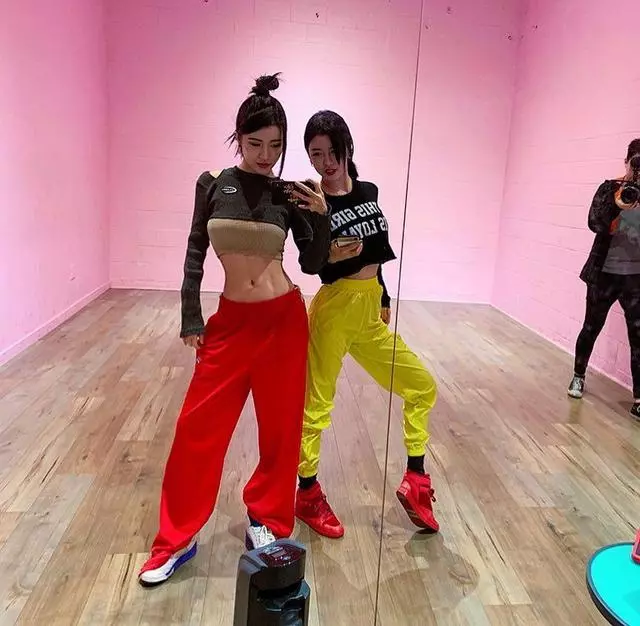 BY2曬「腰瘦」美照慶生 不合理身材羨煞網友