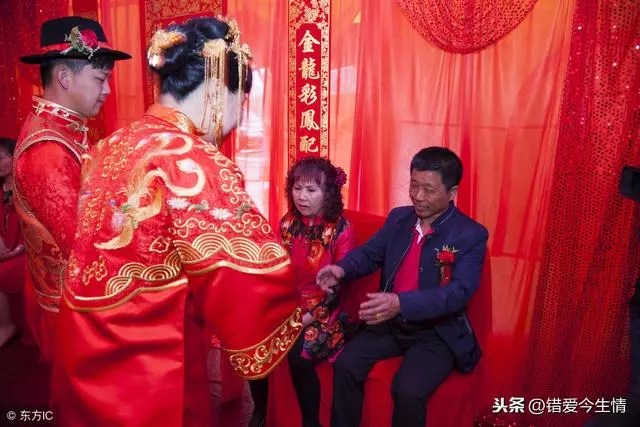 兒子倒插門,打電話卻總說餓,俺上門理論,瞥見親家,俺尖叫逃跑
