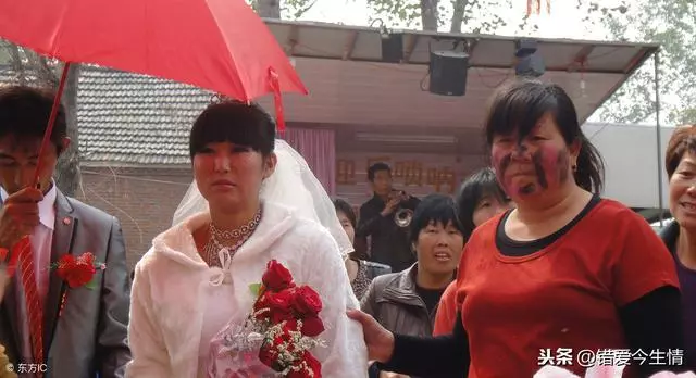 女兒結婚,卻偏偏不讓老頭子去,俺強行帶他去,瞥見台上俺才知錯