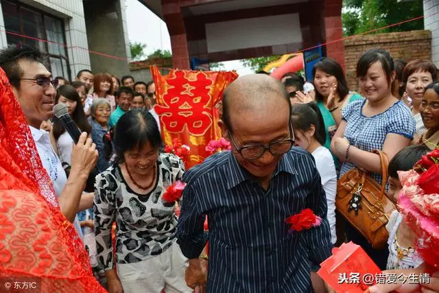 女兒結婚,卻偏偏不讓老頭子去,俺強行帶他去,瞥見台上俺才知錯