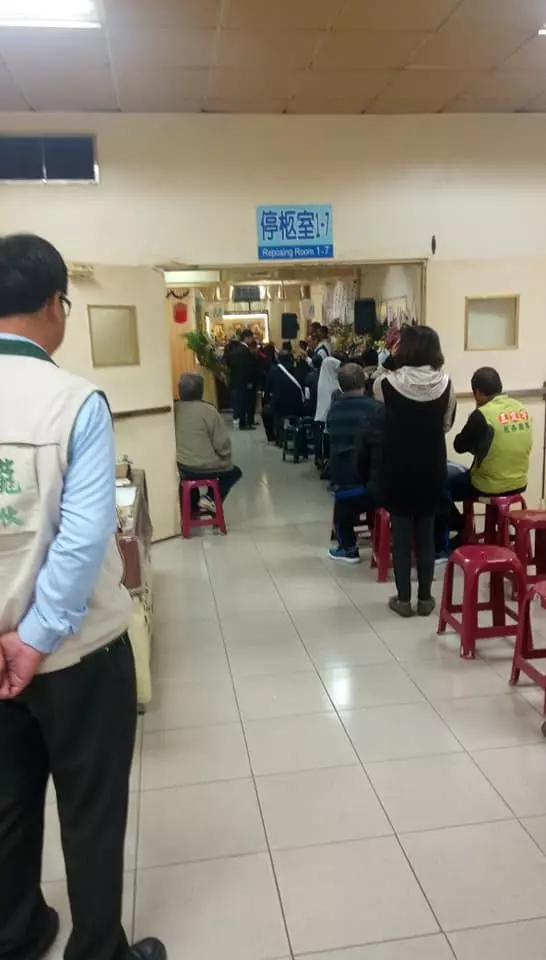 白髮人送黑髮人!98歲老奶奶「緊抱兒子大體」哀嚎「我的心肝兒啊…」送行人都跟著淚崩了!